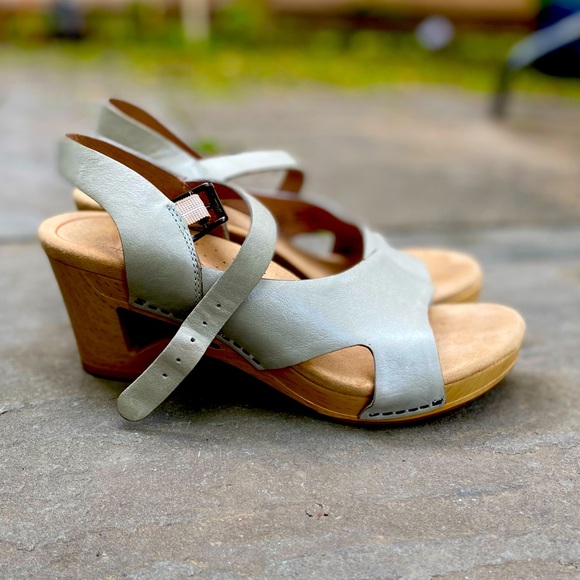 Dansko Tasha Open Toe Green Leather Wooden Cut-out heel Size 37 or 6.5 - Picture 3 of 7